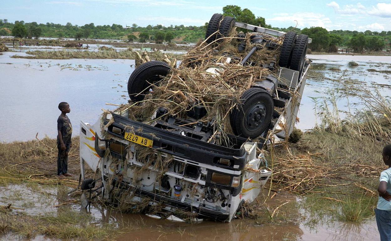 Un camión volcado tras el paso de la tormenta Ana en el sur de África. 