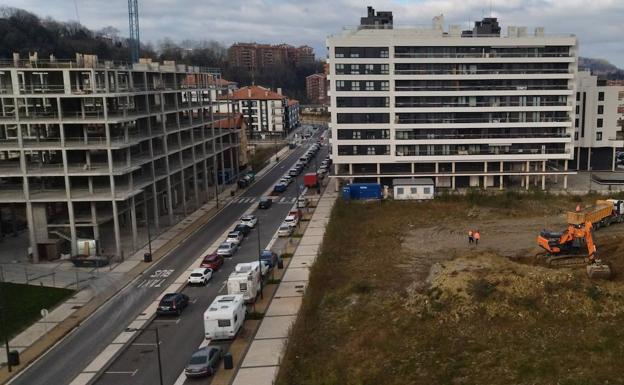 Imagen principal - Arranca la obra de la plaza Arteleku, que estará urbanizada para el verano