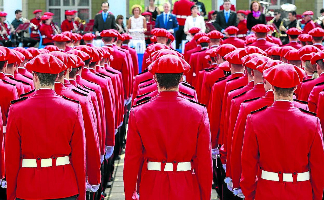 Imagen de archivo de una de las últimas promociones de la Ertzaintza. 