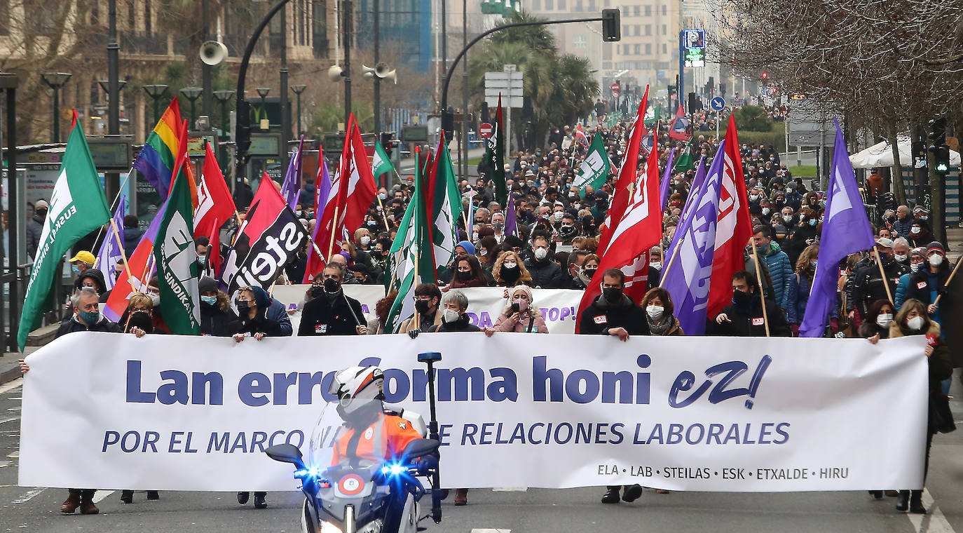 Fotos: Clamor en las capitales vascas en contra de la reforma laboral