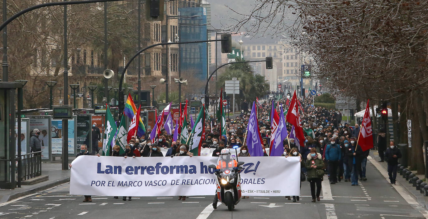 Fotos: Clamor en las capitales vascas en contra de la reforma laboral