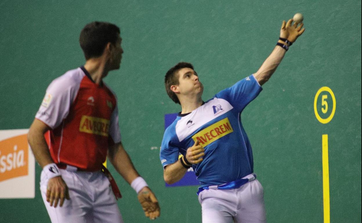 Urrutikoetxea observa la volea de Irribarria este domingo en Etxebarri. 