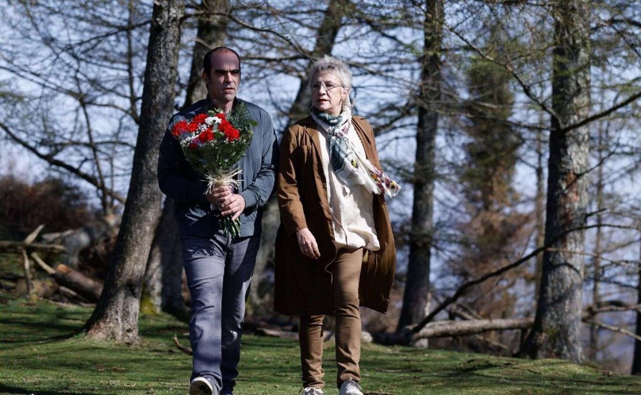 Luis Tosar y Blanca Portillo, que ya ha recibido varios premios por su papel de Maixabel Lasa, en una escena de la película.