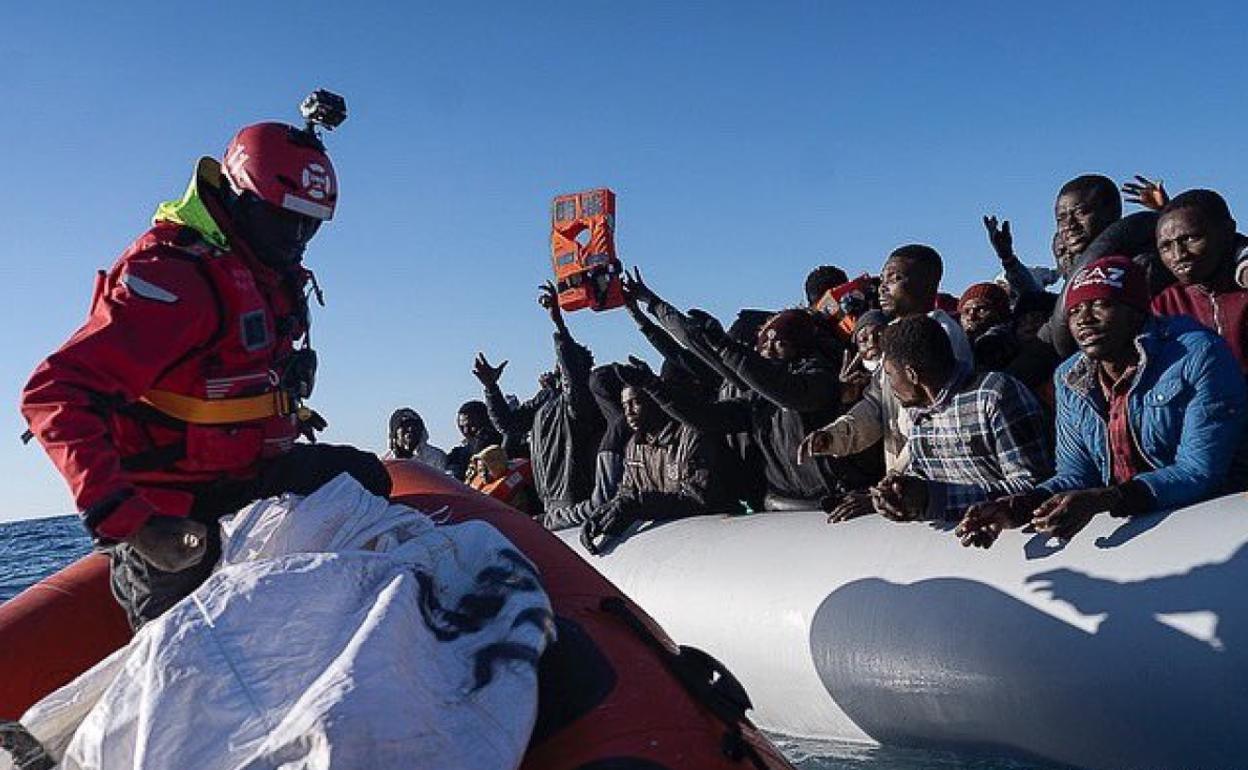 Momento del último rescate del Aita Mari.