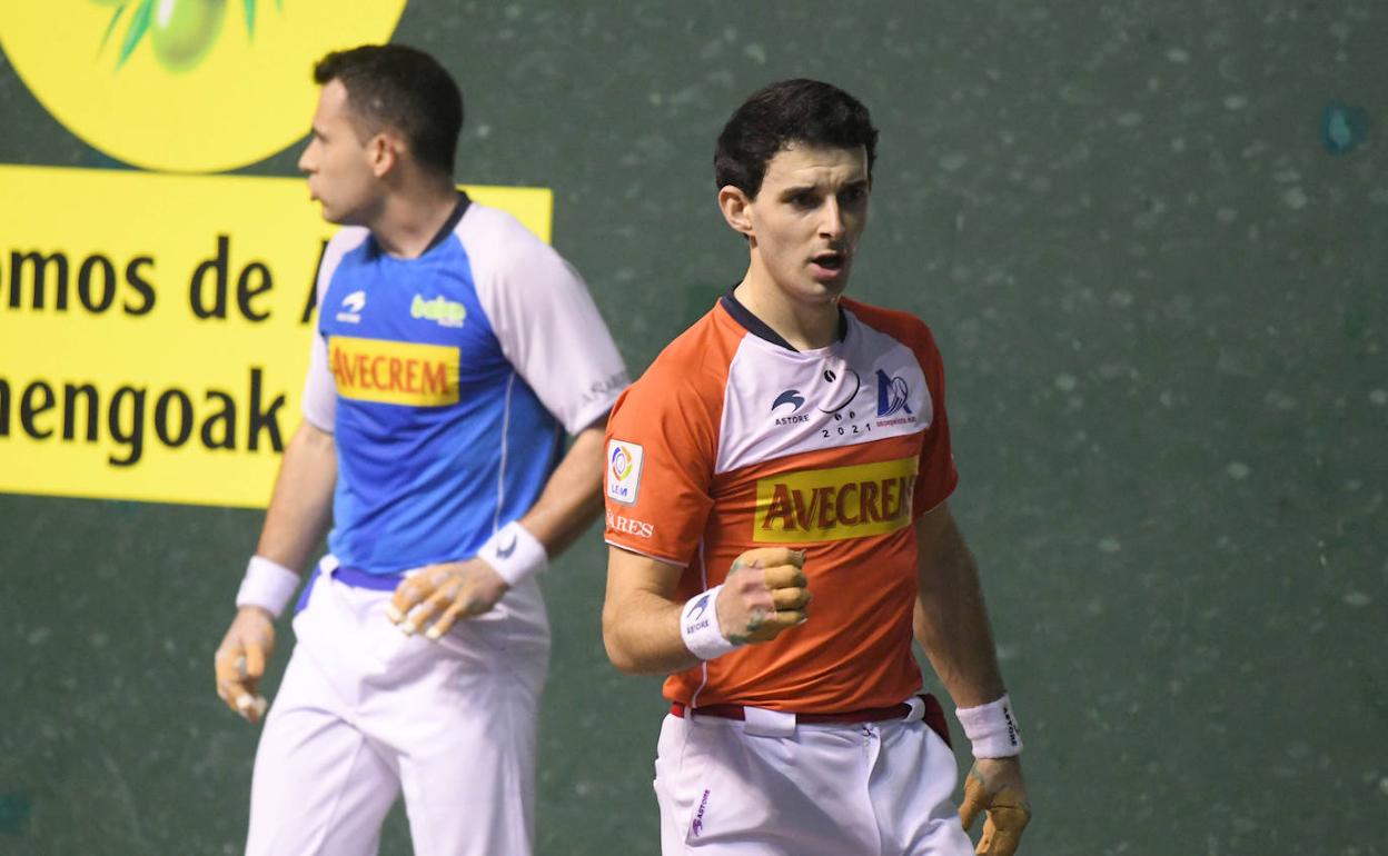 Jokin Altuna celebra un tanto este domingo en el Atano II, con Erik Jaka a su espalda.