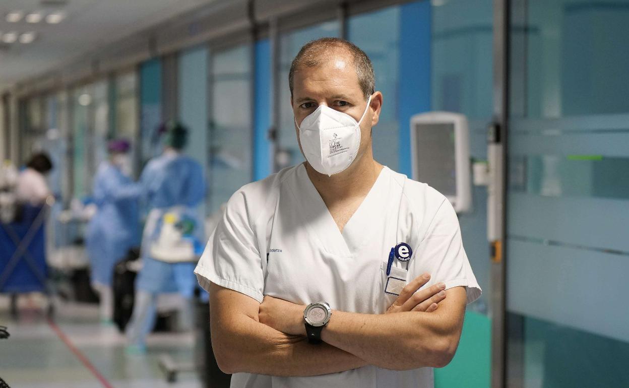 El jefe de la Unidad de Cuidados Intensivos del Hospital de Donostia, Félix Zubia.