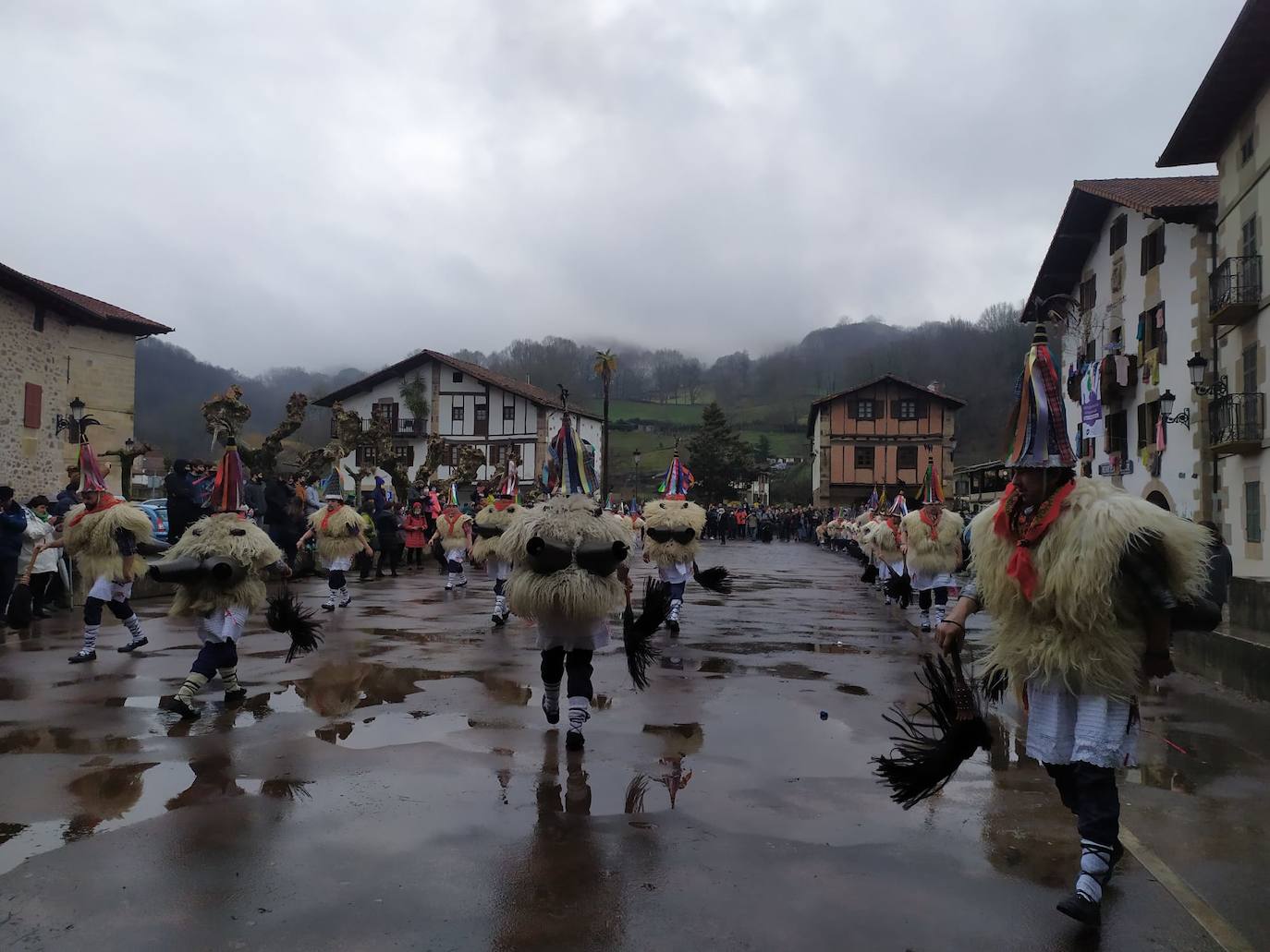 Fotos: Los joaldunak desfilan por Ituren y Zubieta