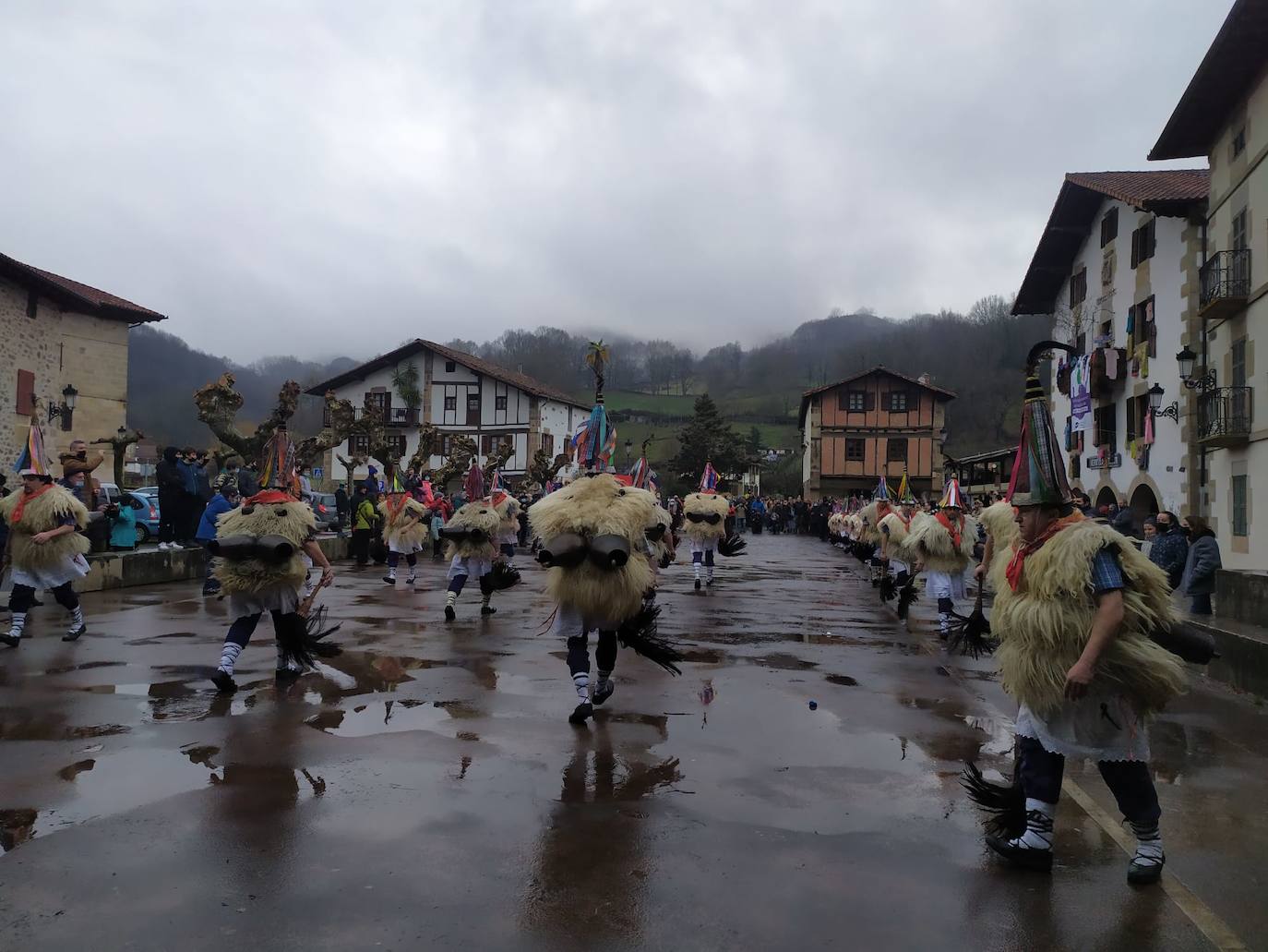 Fotos: Los joaldunak desfilan por Ituren y Zubieta