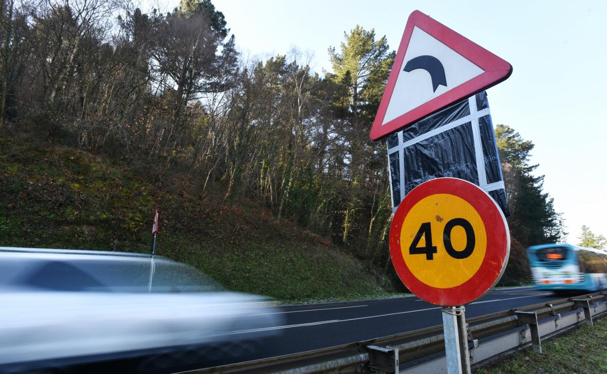 Nueva señal avisando de una curva peligrosa en la GI-627, con limitación provisional a 40 km/h. 