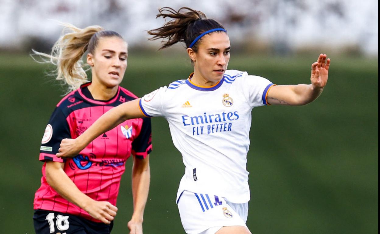 Nahikari conduce el balón en el partido ante el Huelva. 