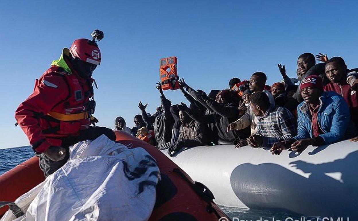 Momento del último rescate del Aita Mari.