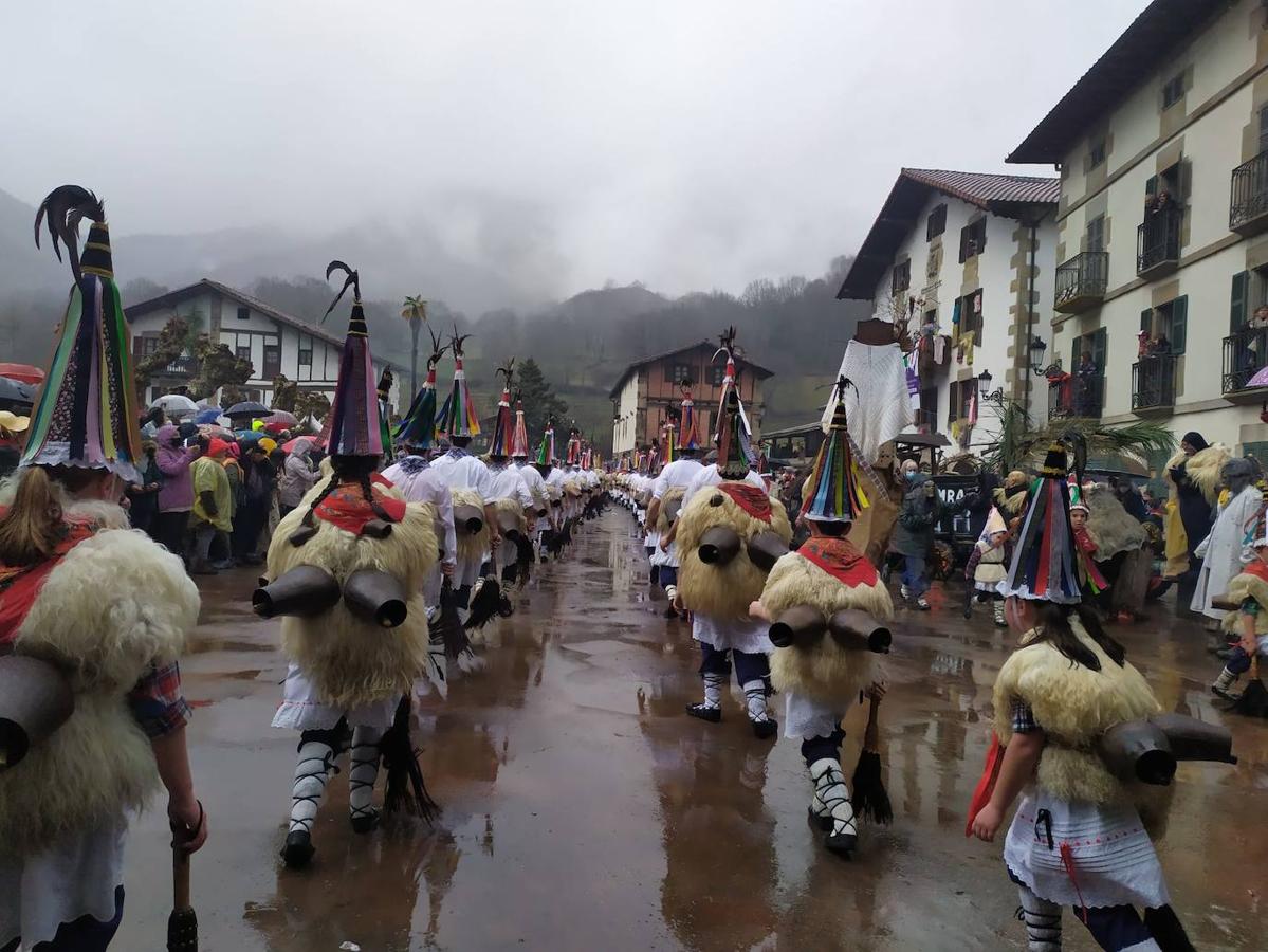 Fotos: Los joaldunak desfilan por Ituren y Zubieta