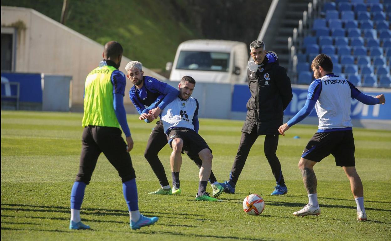 Imanol supervisa un ejercicio durante el entrenamiento ante Rafinha, Januzaj, Zaldua y Portu. p