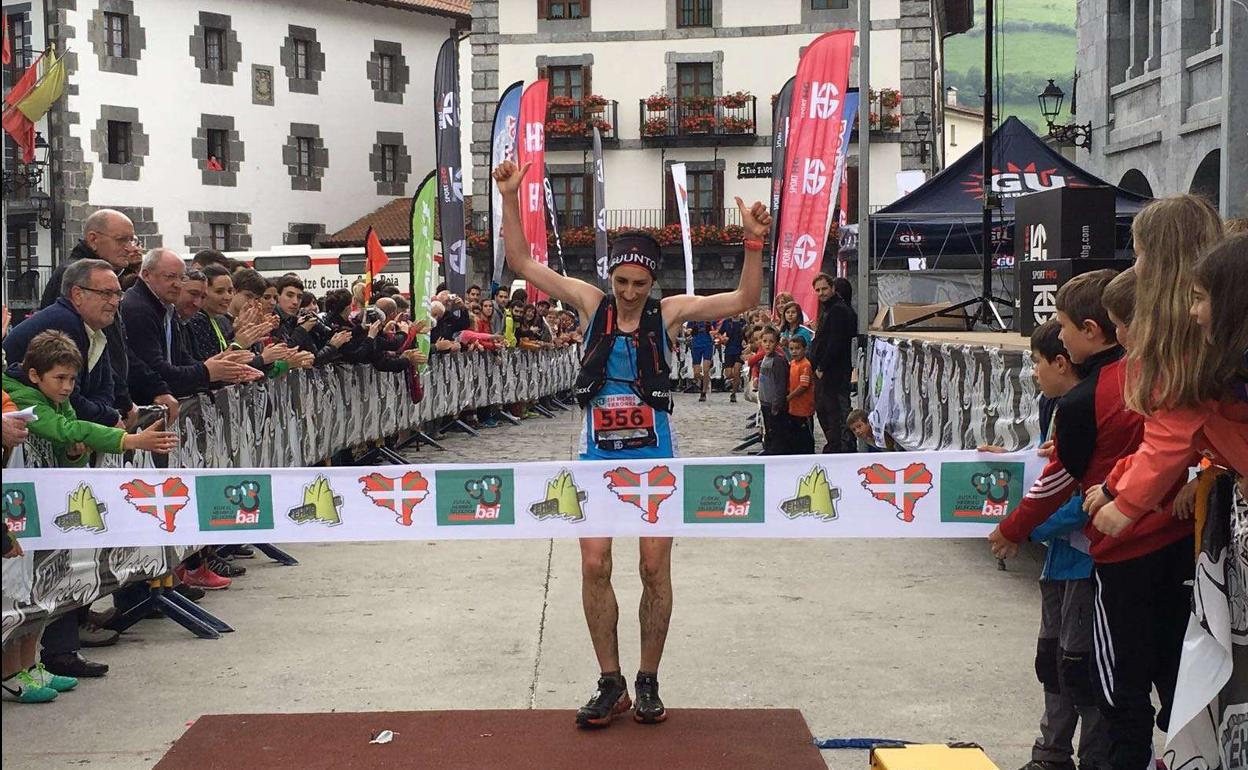 Oihana Kortazar llega a la meta situada en la plaza de Leitza.