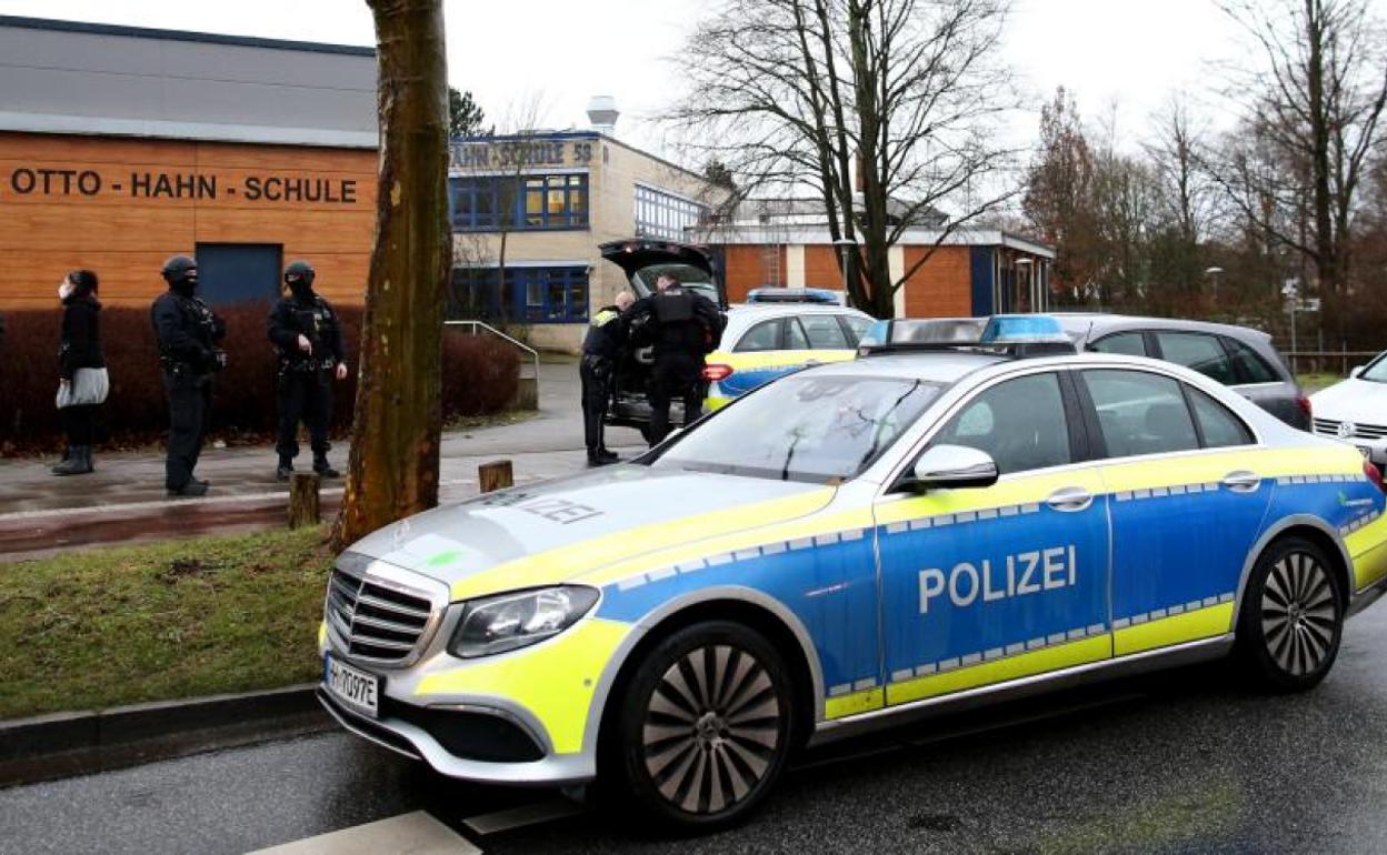 Un coche policial en el lugar de los hecho. 