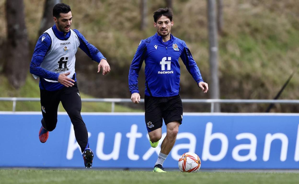Merino y Silva pugnan por un balón en el entrenamiento de esta mañana en Zubieta.