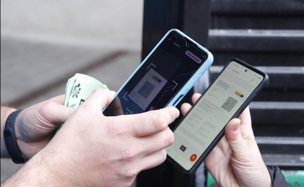 El pase Covid en Euskadi solo es obligatorio ya en ocio nocturno y en restaurantes de más de 50 comensales.