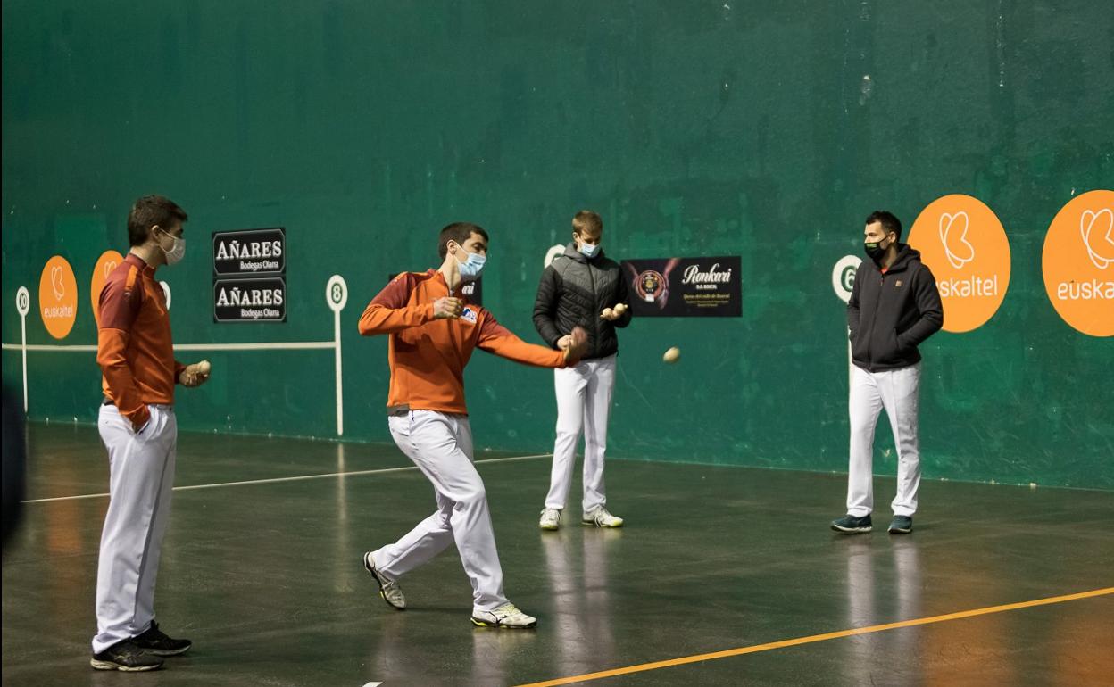 Beñat Rezusta golpea a una de las pelotasde Mariezkurrena II y Jaka ante la mirada de Irribarria con la pareja de Baiko al fondo. 