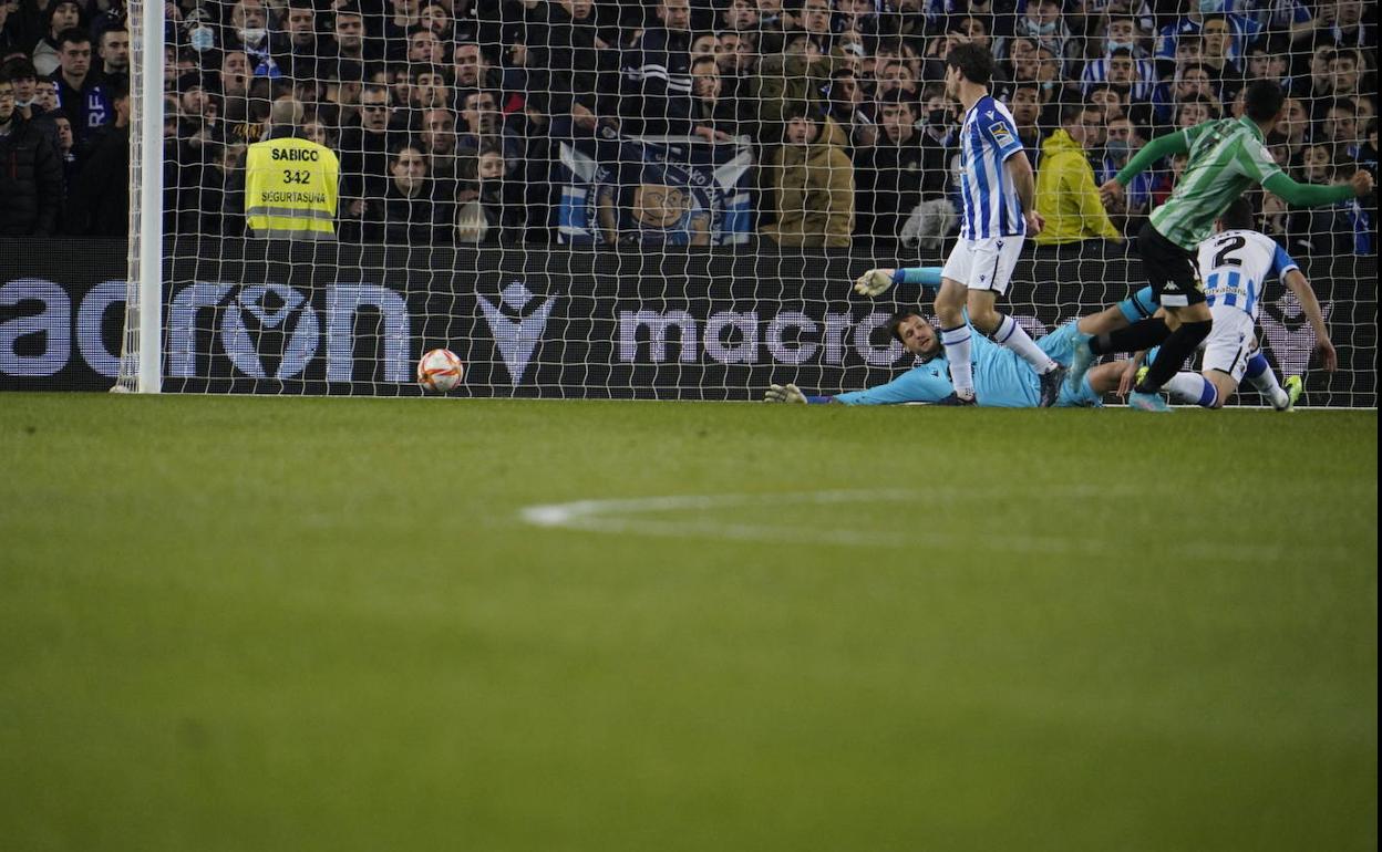 Momento en el que Juanmi ha marcado el segundo gol.