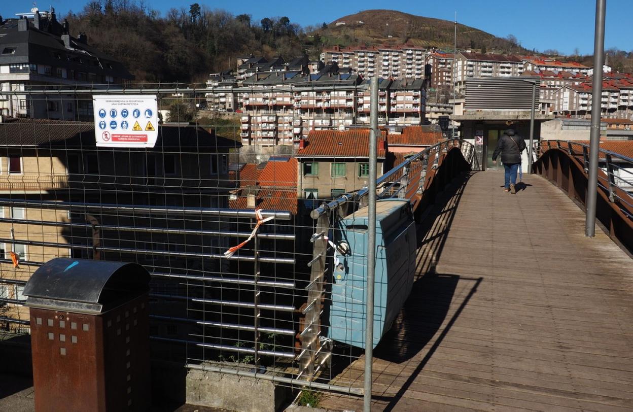 La estructura de madera se va a retirar y se sustituirá por un material menos deslizante y fácil de mantener. 
