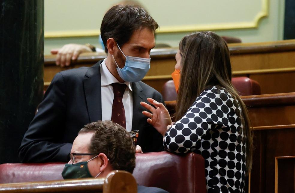 Sergio Sayas, diputado de UPN que votó 'no', conversa con una diputada. Sergio Sayas, uno de los diputados de UPNque votó 'no', conversa con una diputada. 