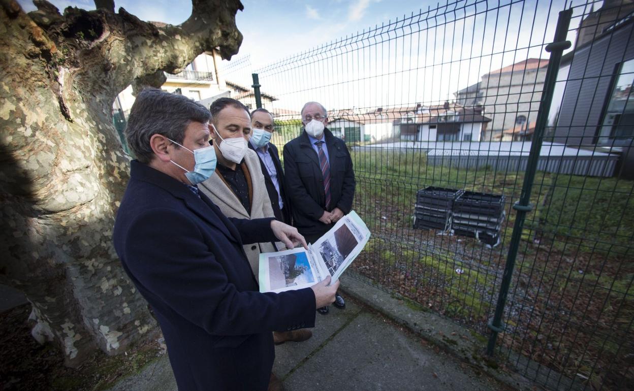 José Antonio Santano muestra a Denis Itxaso infografías del proyecto para las termas, que pueden verse, cubiertas, al fondo. 