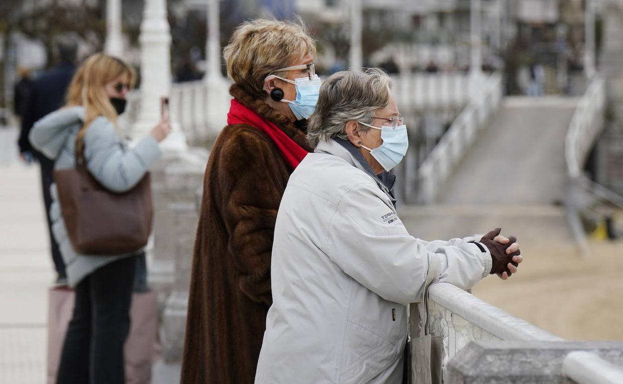 Coronavirus Euskadi: Los contagios bajan casi un 20% la última semana y hay cien enfermos menos ingresados en planta