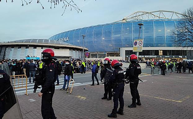 Despliegue de la Ertzaintza en la previa del Real Sociedad Betis de Copa del Rey.