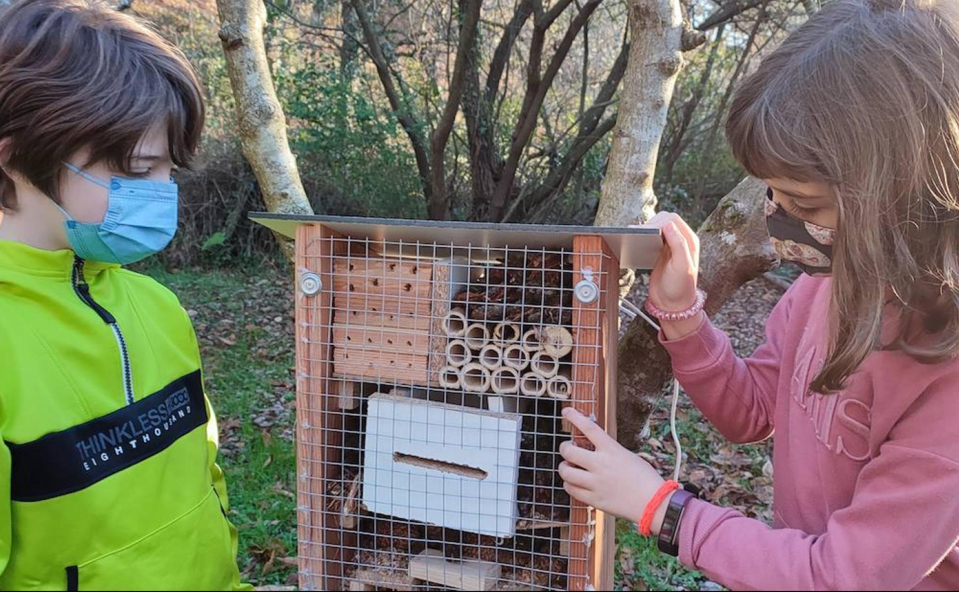 Intsektuen hotela eta La Salle San Luiseko bi ikasle.