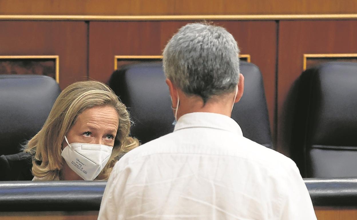 El diputado de Bildu Oskar Matute, con la vicepresidenta Calviño. 