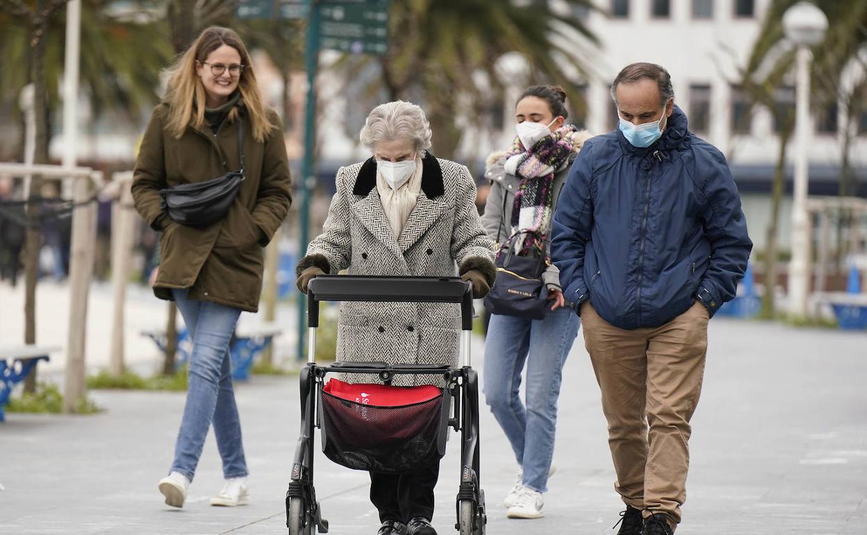 Gente paseando por Donostia