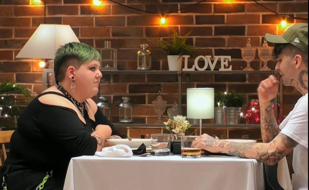 Aintzi y Crístofer, durante la cena en el restaurante de First Dates.