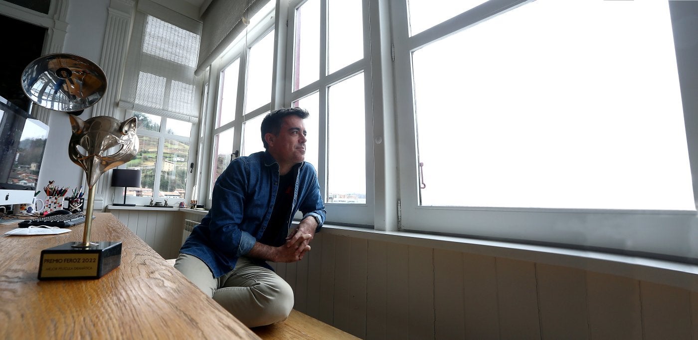 Koldo Zuazua con el premio Feroz a la mejor película dramática que recogió hace una semana. 