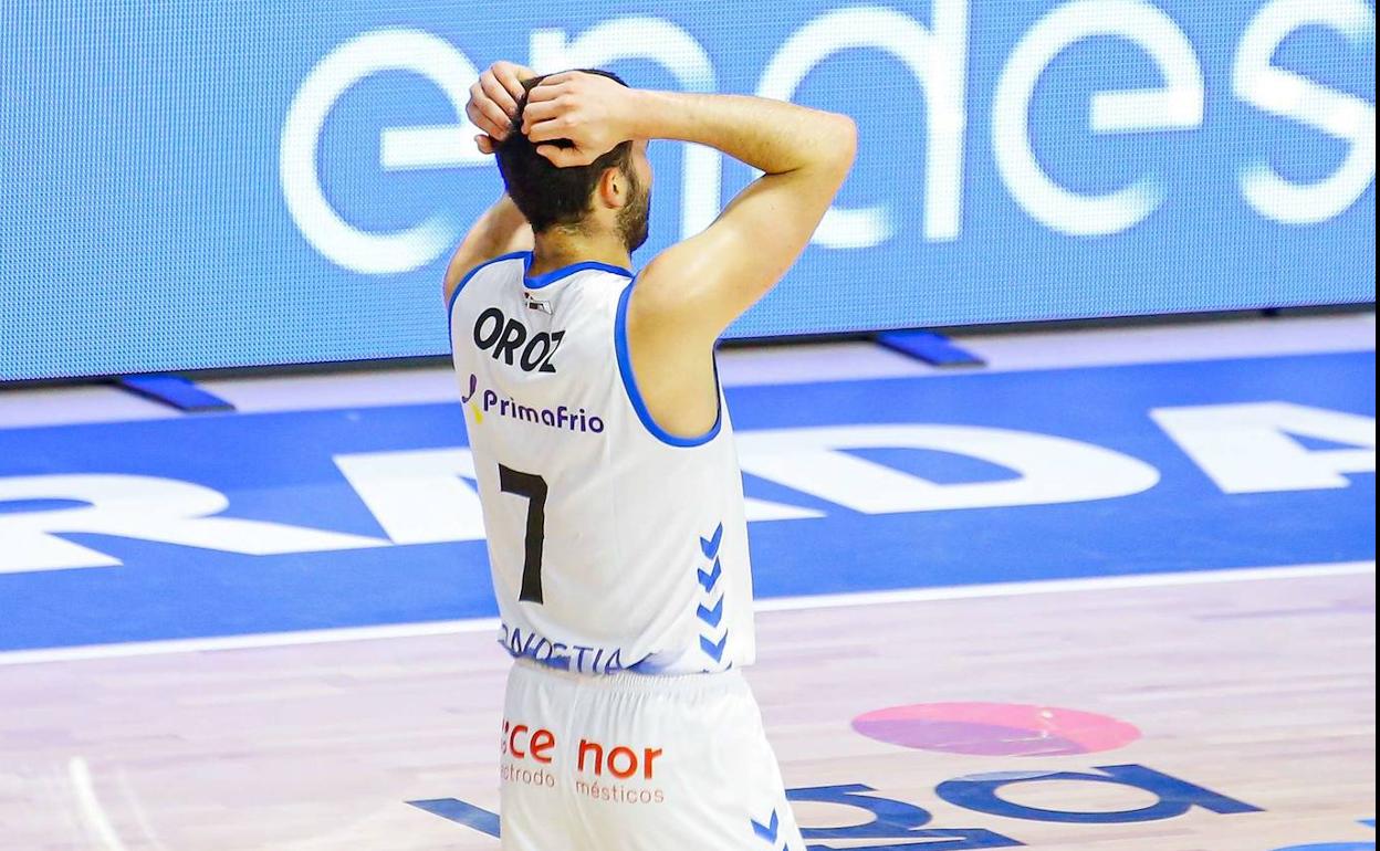 Xabi Oroz se lamenta por una derrota. 
