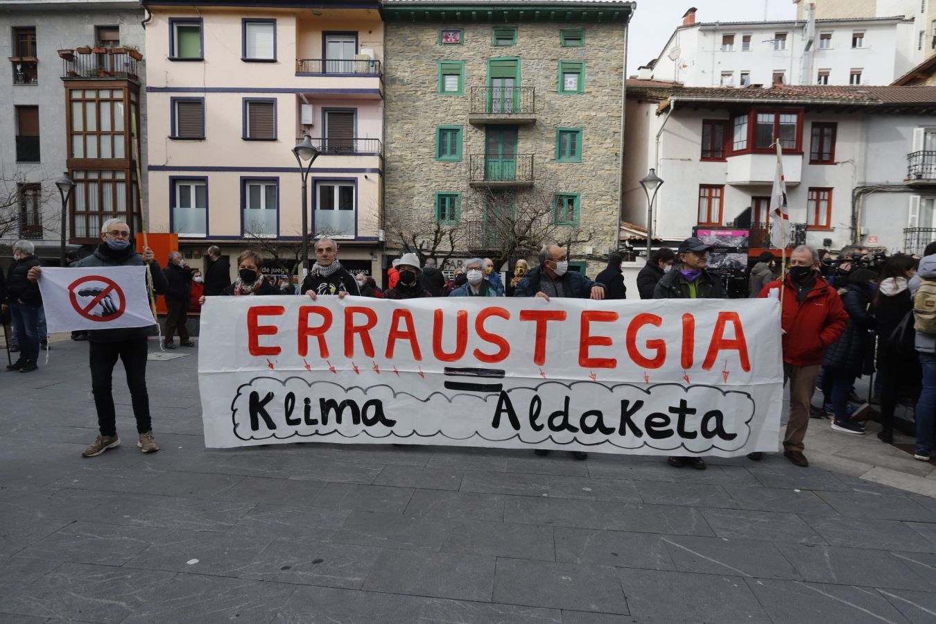 Fotos: Marcha de Ermua a Zaldibar en el segundo aniversario de la tragedia del vertedero