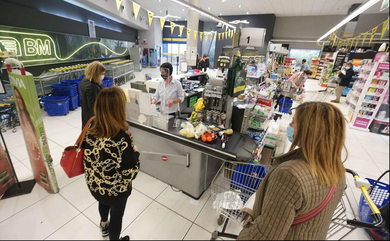 Clientes en la línea de caja de un supermercado de San Sebastián. 