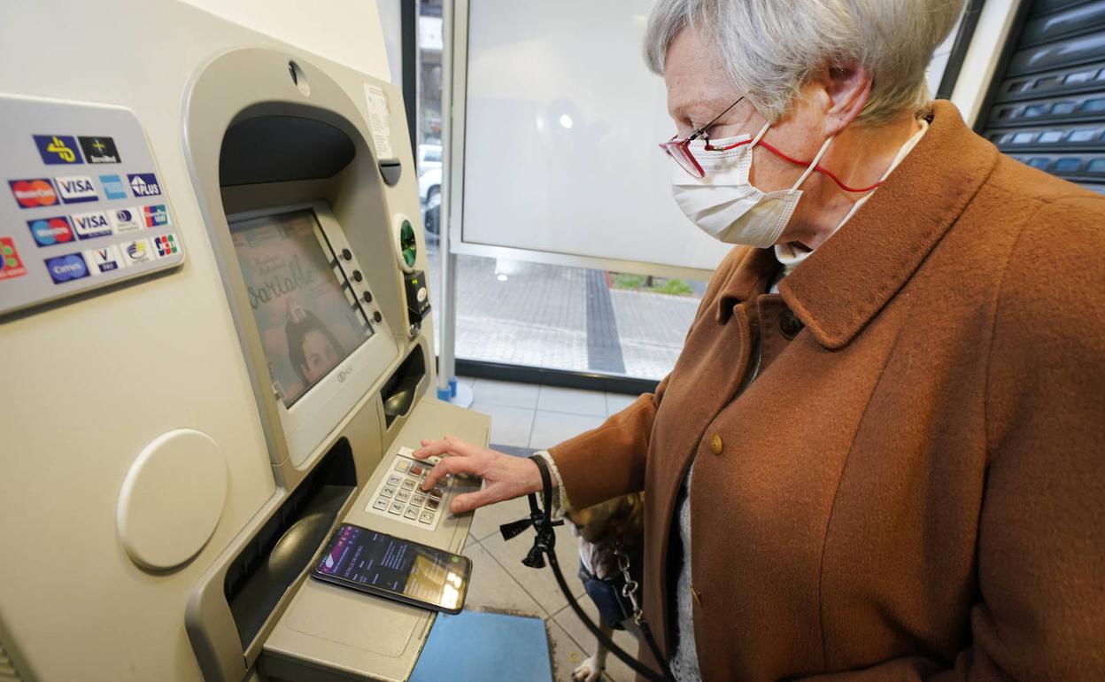 María José Azkona, en un cajero automático.