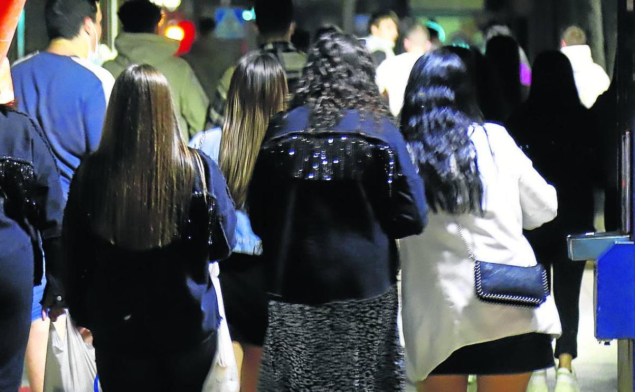 El consumo del cannabis está ligado a los botellones. 