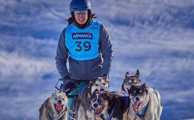 Edurne Pasaban participa en el Campeonato de España de mushing junto a sus perros.