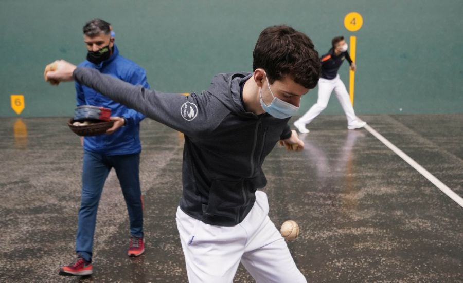 Fotos: Altuna, ausente en la elección de material para el encuentro frente a Peña II y albisu