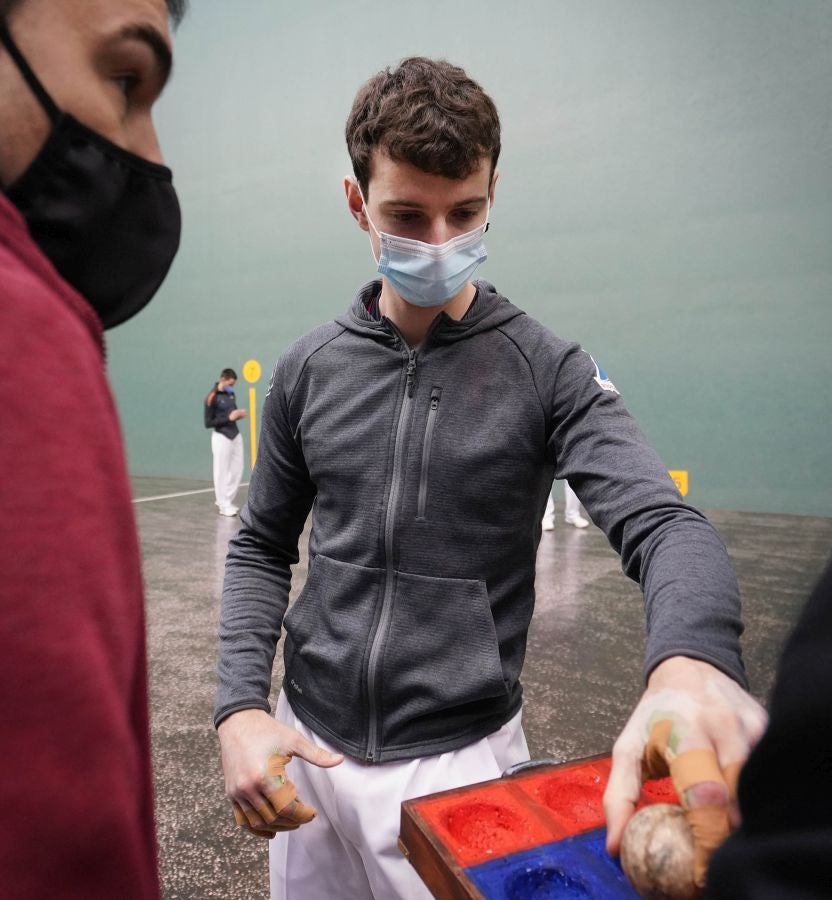 Fotos: Altuna, ausente en la elección de material para el encuentro frente a Peña II y albisu