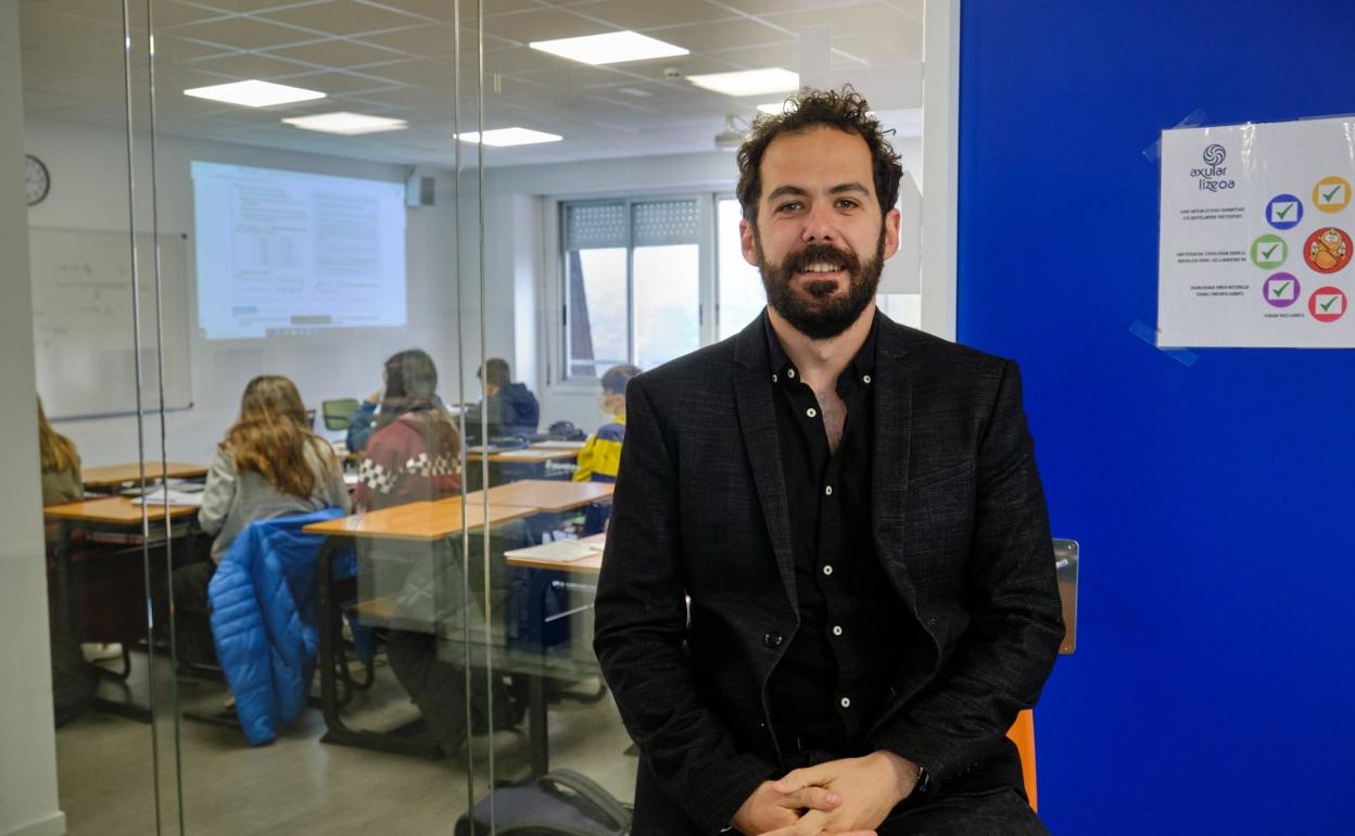 Alejandro Cencerrado posa para esta entrevista en las instalaciones de Axular, donde el Instituto de la Felicidad de Copenhague está trabajando. 