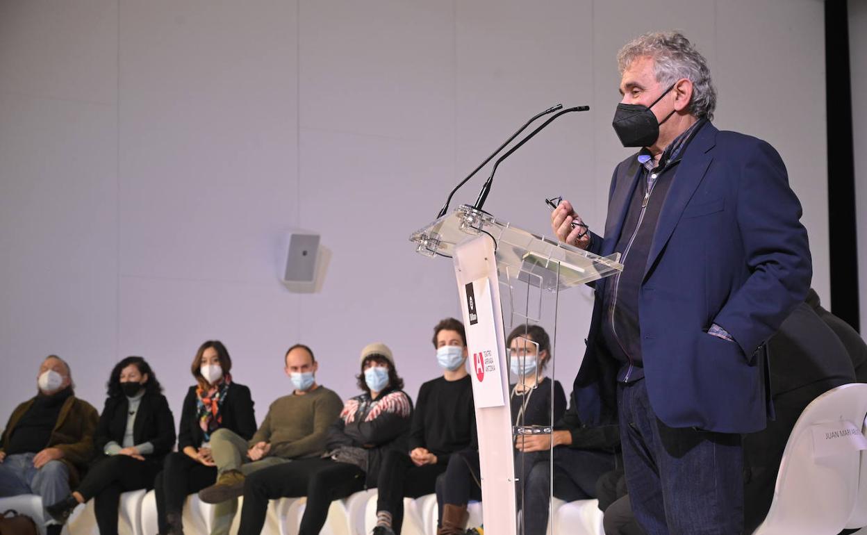 Bernardo Atxaga, proiektuaren aurkezpen ekitaldian. 