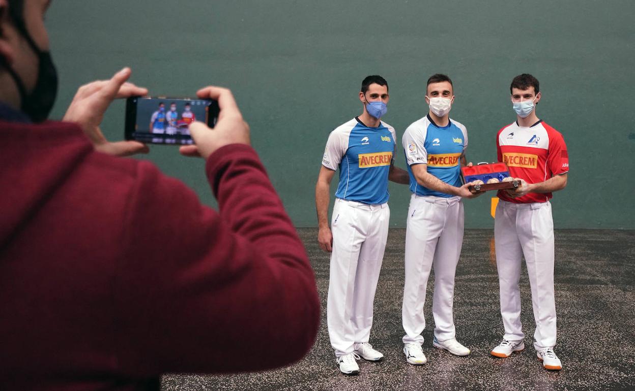 Altuna III no ha podido estar presente en el acto.