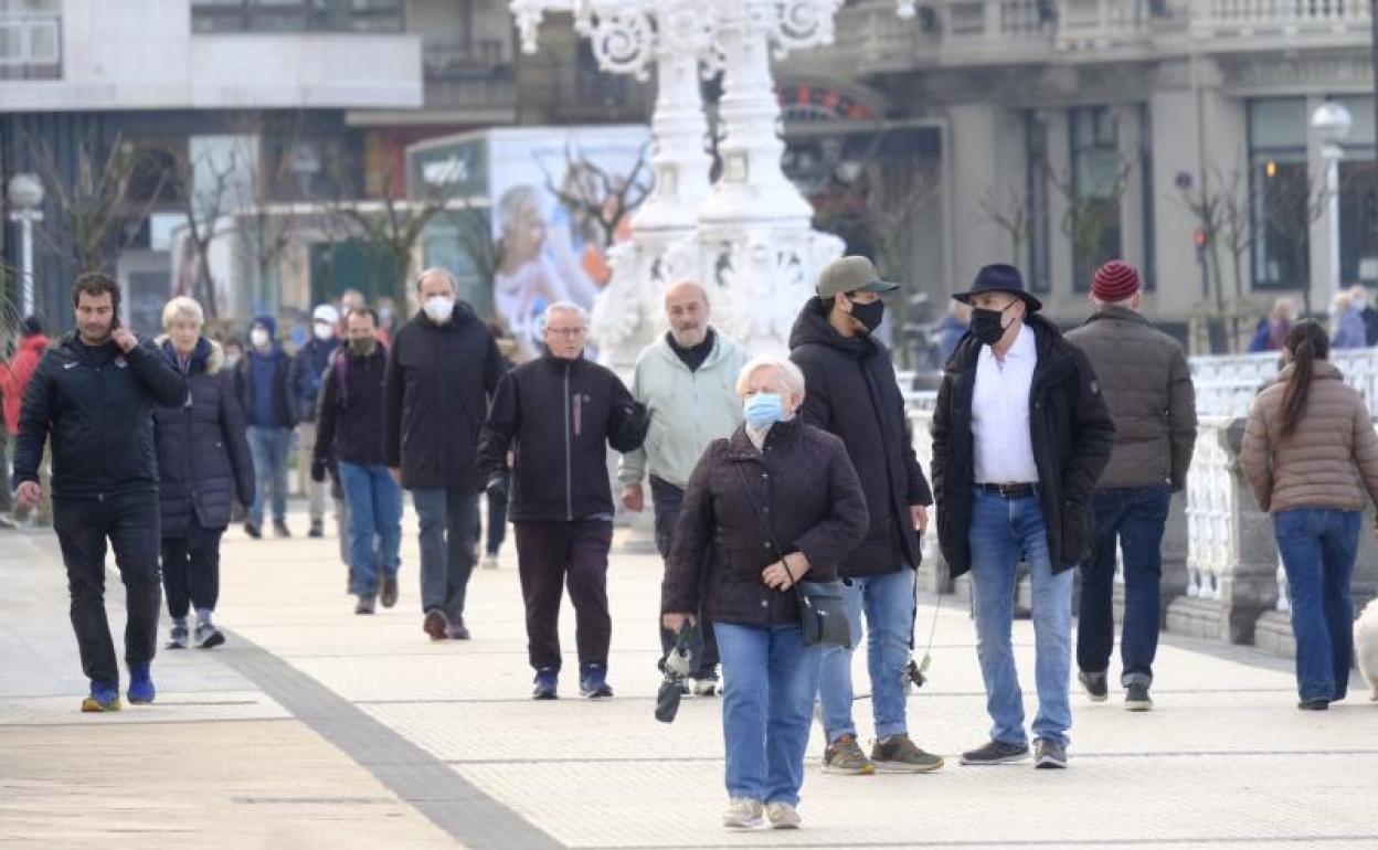 Paseantes este martes en La Concha con y sin mascarillas