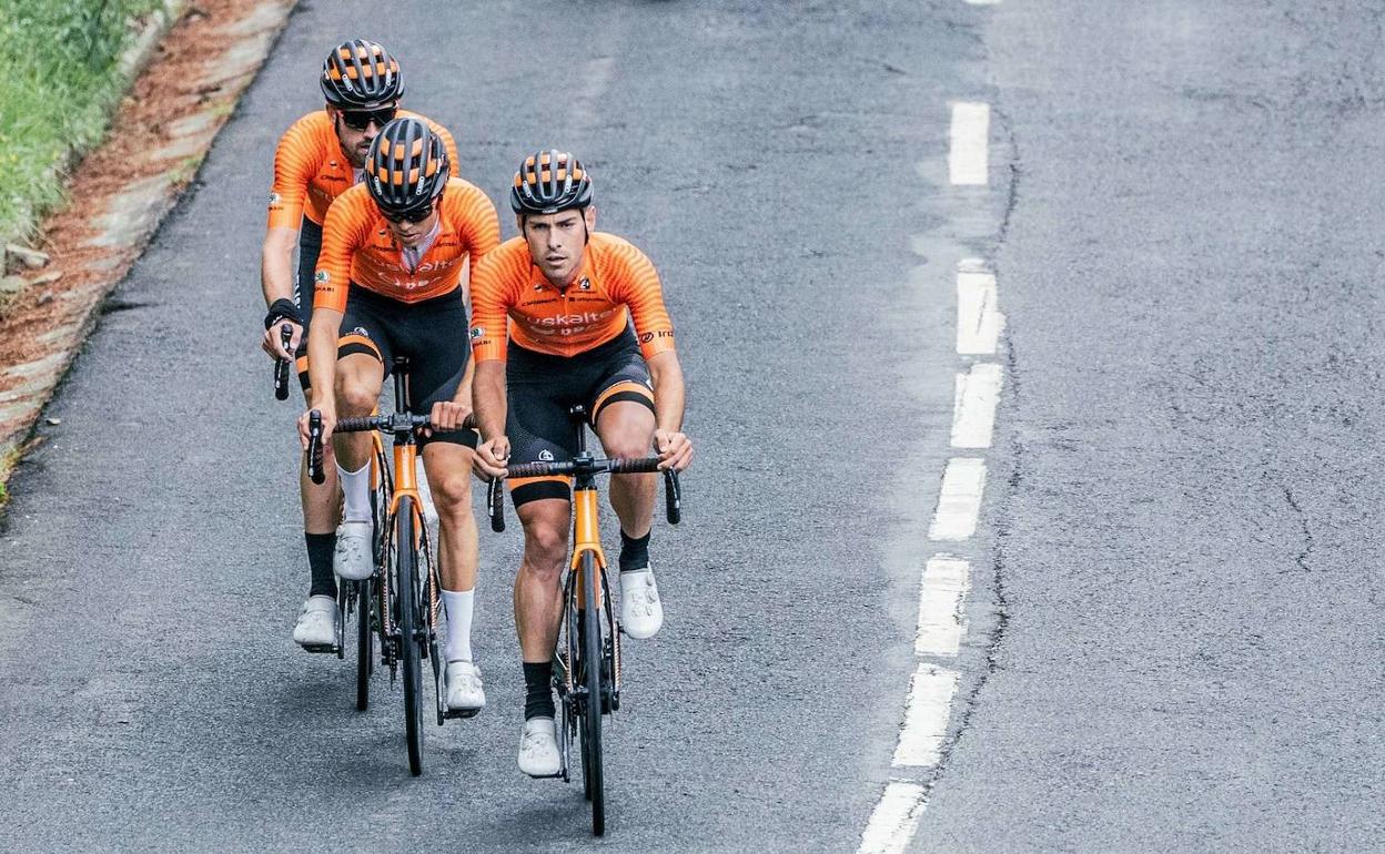 Julen Irizar conduce un entrenamiento del Euskaltel.