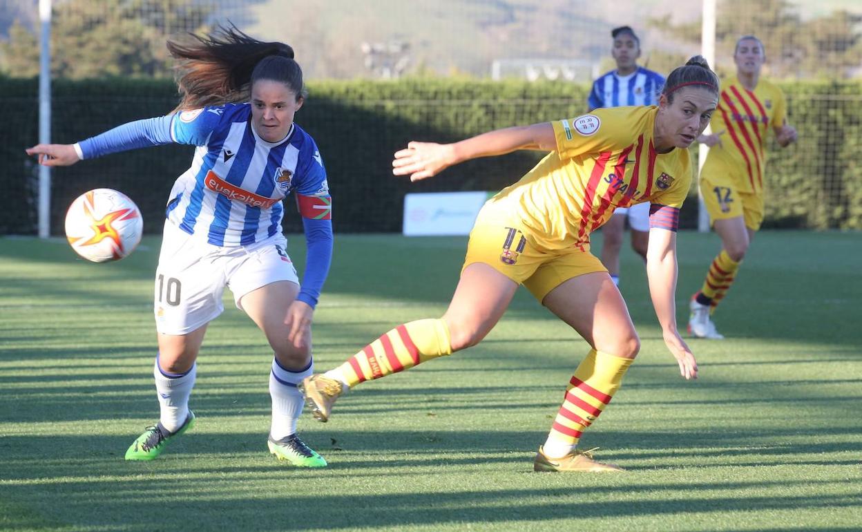 Nerea Eizagirre disputa un balón con Alexia Putellas. 