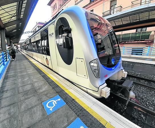 El Topo entrando en la actual estación de Pasai Antxo.