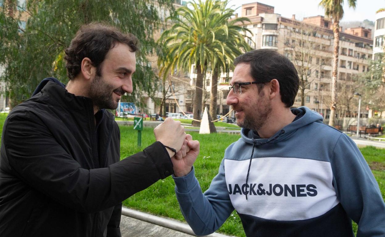 Iñaki Jiménez y Lolo Encinas, ayer en la plaza José María Sert de San Sebastián. 
