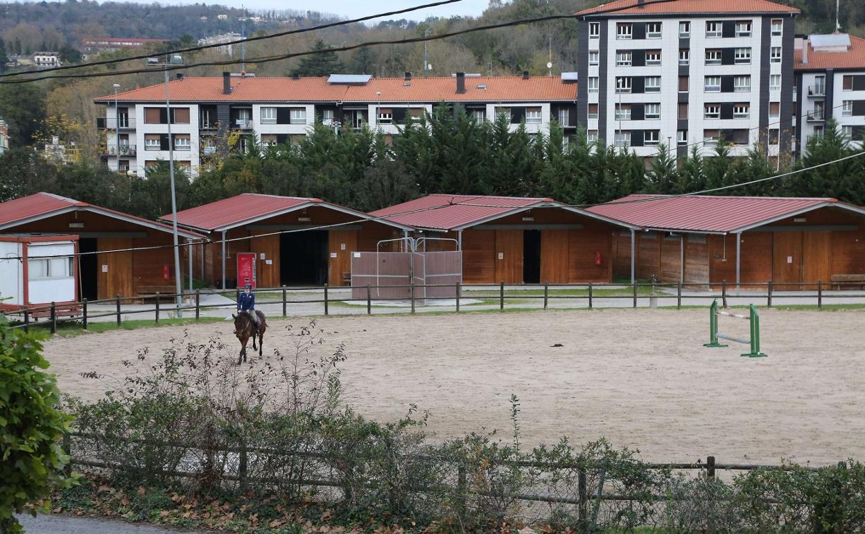Instalaciones de la Hípica de Loiola, con el barrio de Txomin Enea al fondo. 